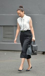 上班途中的3位成熟美女同事街拍图片