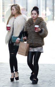 早晨有时间化妆，没时间吃早饭的两位美少女