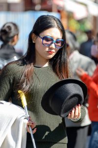 妙龄美妇来庙会凑热闹，长的真是不赖