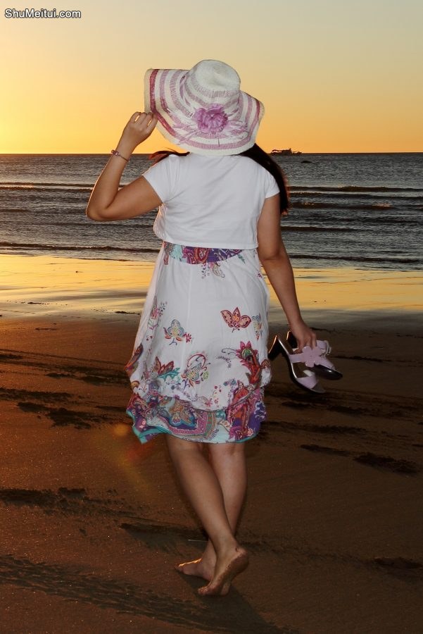 熟妇穿凉高拖鞋到海边就脱掉了[第16张/共22张]