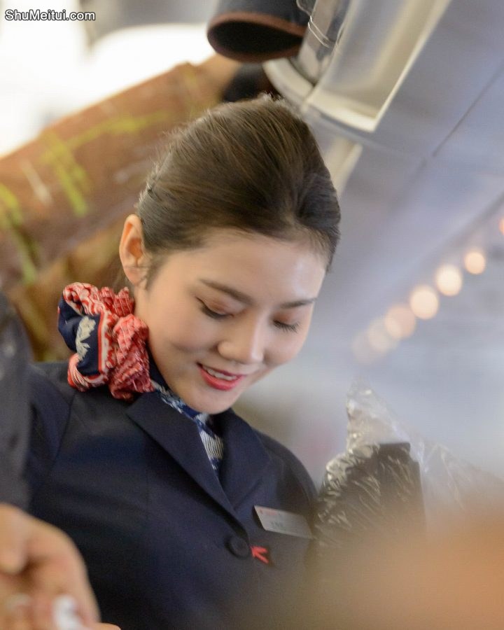 动车上的小媳妇颜值超高，我忍不住拍了几张[第4张/共7张]