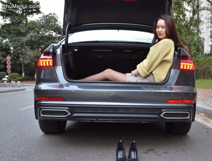 奥迪车内穿黑丝细高跟的嫂子[第13张/共21张]