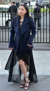 大街上拍摄调皮的美女，高跟鞋玉足诱人