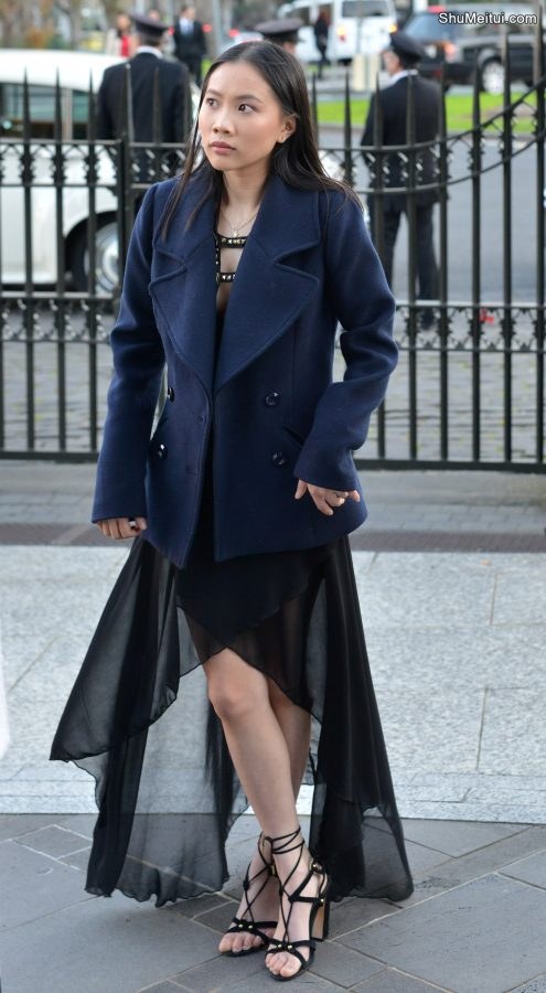 大街上拍摄调皮的美女，高跟鞋玉足诱人[第3张/共5张]