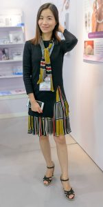 展会上的美少妇，把旁边的老头迷的神魂颠倒