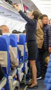 动车上的小媳妇颜值超高，我忍不住拍了几张