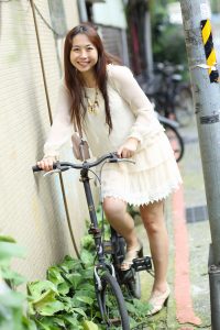 月姐穿短裙露腿外出拍照