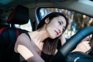 开哈弗的漂亮美女车内展示肉色丝袜美腿