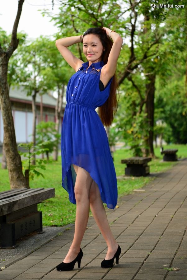 在公园给一位长发姐姐拍照美腿发亮涂了某种液体[第44张/共65张]