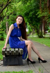 在公园给一位长发姐姐拍照美腿发亮涂了某种液体