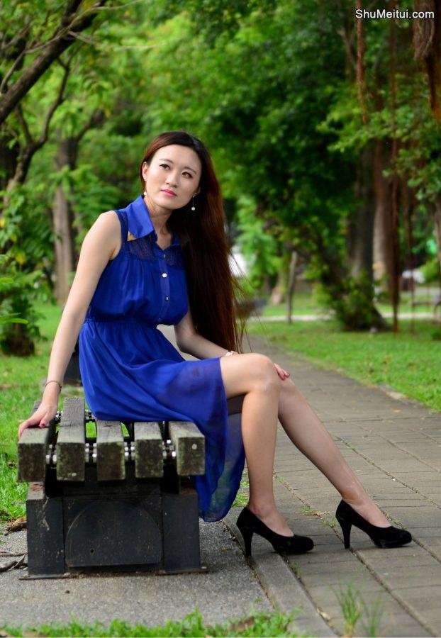 在公园给一位长发姐姐拍照美腿发亮涂了某种液体[第19张/共65张]