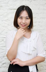 爱笑的美姐月姐在家拍照片秀美腿