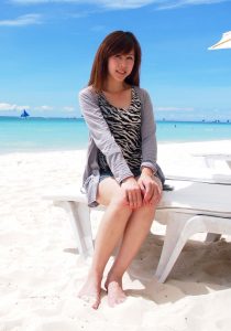 尹嫂放假去海边玩儿各种露腿