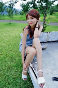 穿平底凉鞋的美腿人妻在巨石阵游玩