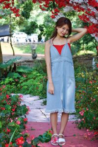 穿平底凉鞋的美腿人妻在巨石阵游玩