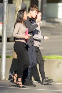 俩美女俩烟民，竟然拍到乱扔烟头了，罚款5元