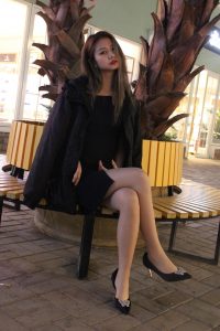 彤姐逛商场逛累了脱了高跟鞋晾晒丝袜脚给你欣赏