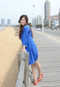 气质长发嫂子丝袜细高跟美腿外拍