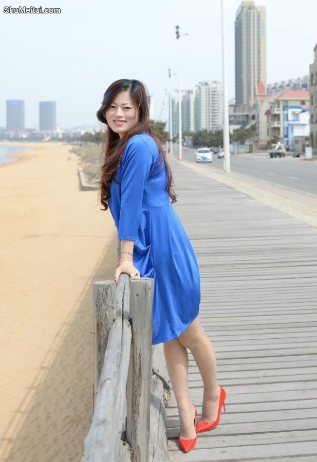 气质长发嫂子丝袜细高跟美腿外拍[第19张/共21张]