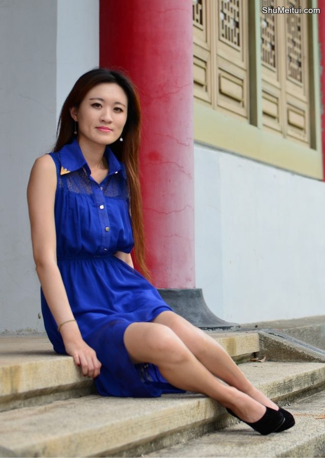 在公园给一位长发姐姐拍照美腿发亮涂了某种液体[第58张/共65张]