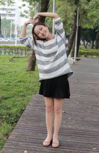 已是两个小孩的妈周末穿肉丝袜外出