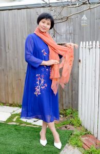 短发美妇怀旧风装扮翘高跟脚