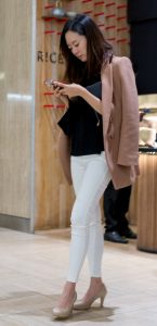 一直盯着手机看的美妇，身材杠杠的好