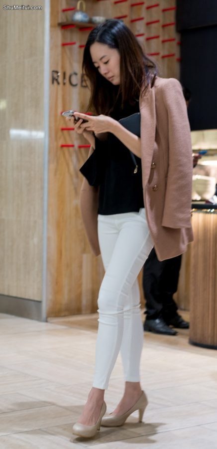 一直盯着手机看的美妇，身材杠杠的好[第6张/共7张]