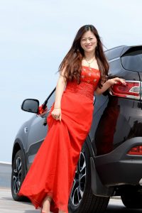 穿红色细高跟鞋的美妇带面具增加神秘感