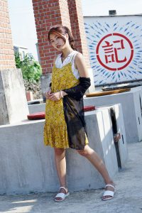 极品人妻在渔村旅行不时露出大腿