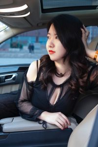 一个穿高跟鞋开奔驰的美腿女郎