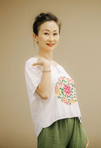 何姐和她的旗袍朋友穿各种各样的旗袍拍照片