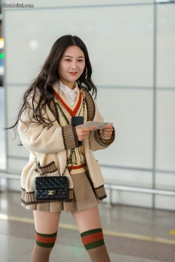 准备登机的熟妇，穿了短裙筒袜显得很年轻[第6张/共7张]