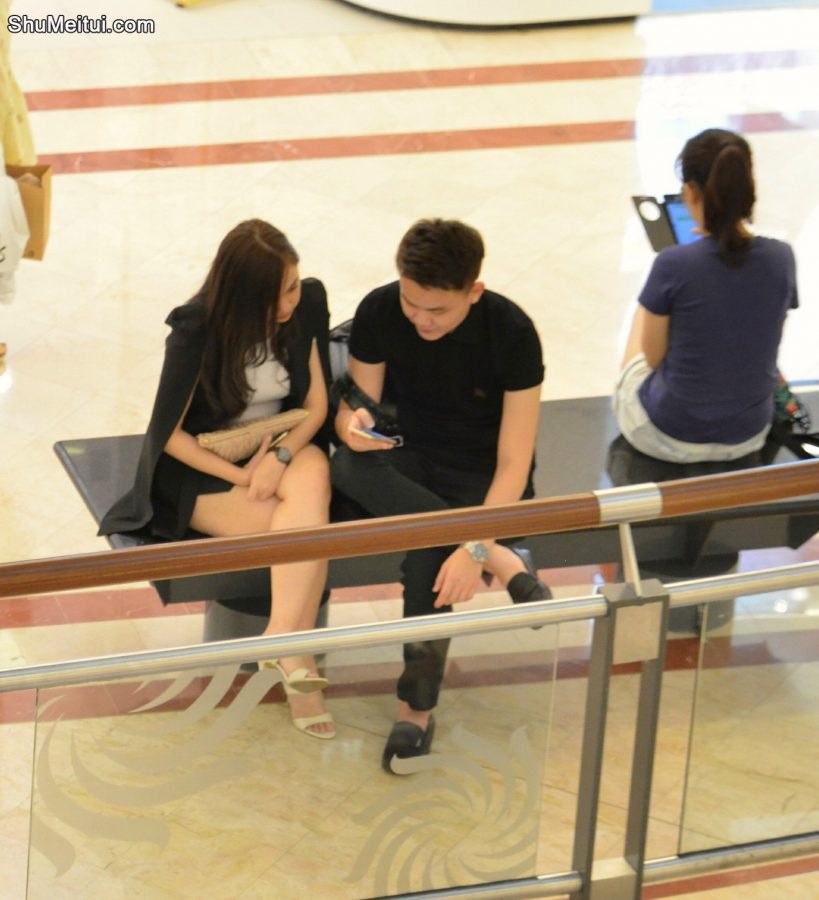 一对小情侣商场约会，主要是女的长的真心不赖[第1张/共5张]