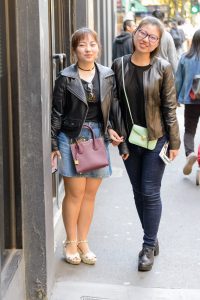 街边两个很阳光的小姑娘，大方的与我打招呼