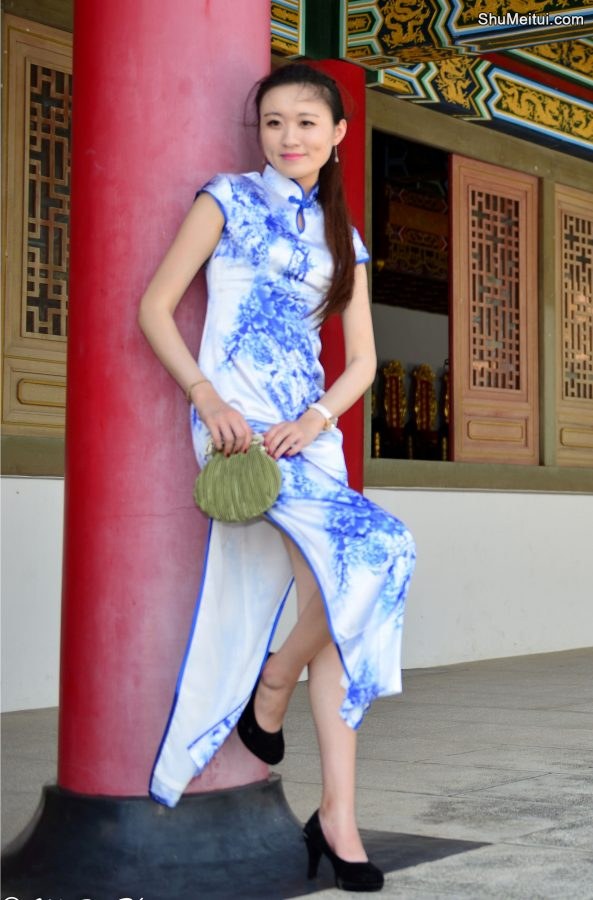 穿高开叉旗袍露大腿的美女微笑时露出小酒窝[第17张/共25张]