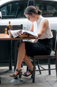 美妇洋妞就是猛，大清早看报纸外加一瓶伏特加