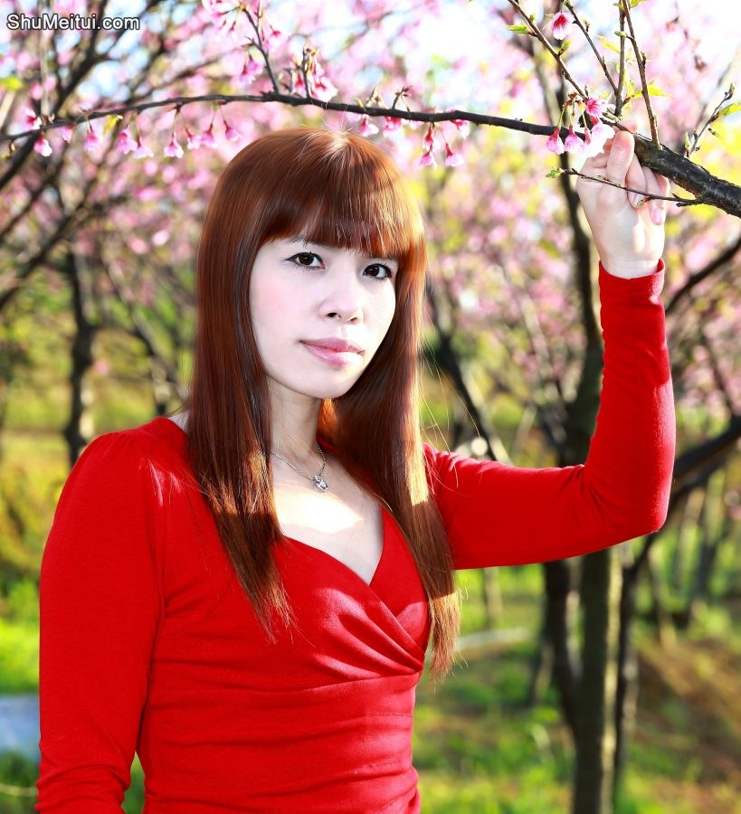 低胸红衣美妇穿了圆点黑丝要搞事情[第2张/共6张]