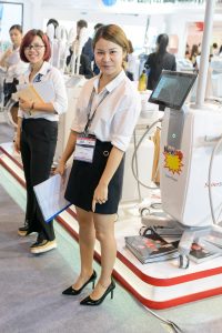 广交会上的美妇业务员，长的既喜庆又可爱，业务自然好