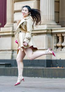 极品人妻在大街上边跳边拍照，高跟鞋都不惧了