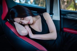 开哈弗的漂亮美女车内展示肉色丝袜美腿