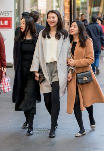 铿锵三人行，北京小妞果然风流，超高回头率