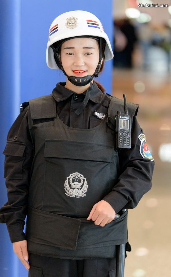 地铁口的安保小姐姐，我感觉不法分子都得笑趴了[第4张/共4张]