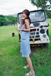 穿平底凉鞋的美腿人妻在巨石阵游玩