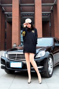 一个穿高跟鞋开奔驰的美腿女郎