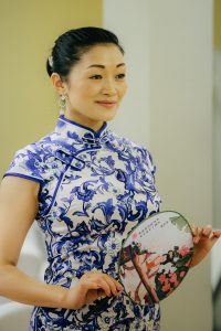 何姐和她的朋友们统一身着青花瓷旗袍排练