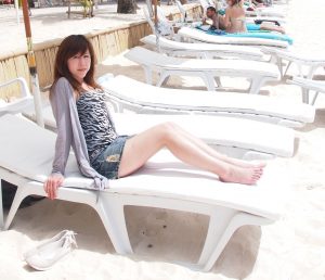 尹嫂放假去海边玩儿各种露腿