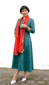 短发美妇怀旧风装扮翘高跟脚