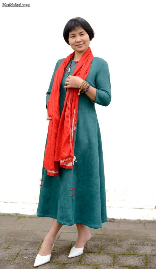 短发美妇怀旧风装扮翘高跟脚[第2张/共6张]