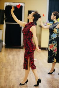 何姐和她的旗袍朋友穿各种各样的旗袍拍照片